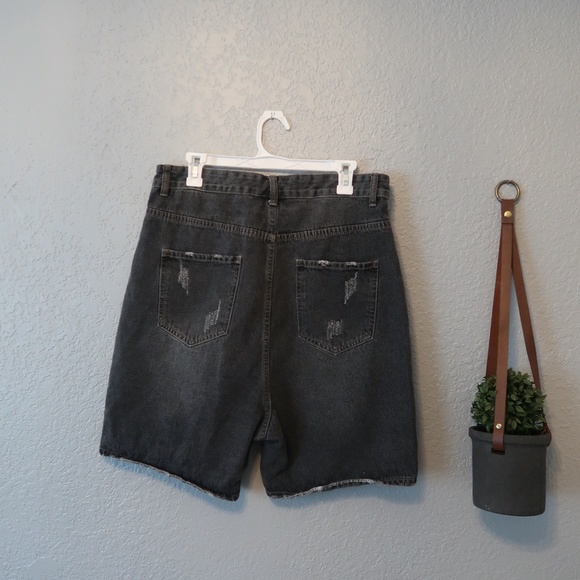 VINTAGE 90'S PATCHED AND EMBROIDERED SHORTS-SIZE L - Picture 2 of 7